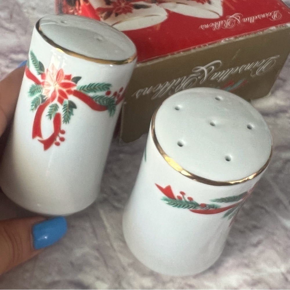 Vintage Christmas Poinsettia & Ribbons Porcelain Salt and Pepper Shaker - Picture 5 of 8